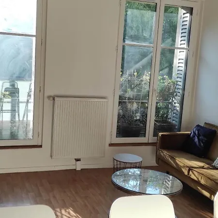 Saint Lazare Apartment *